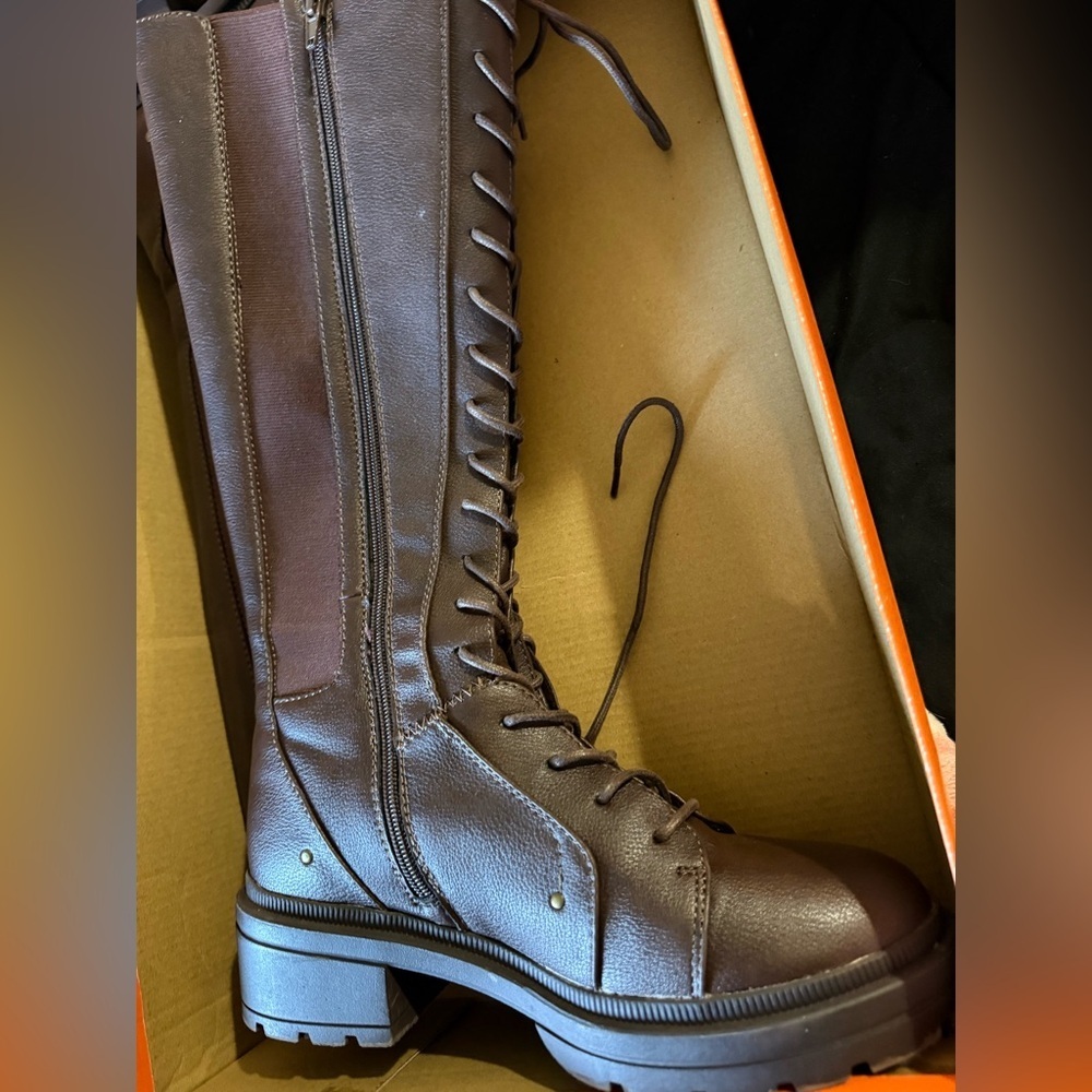 Stylish Brown Lace-Up Boots for Women - Picture 13 of 15